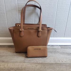 Michael Kors Dee Dee Medium Tote w/Wristlet